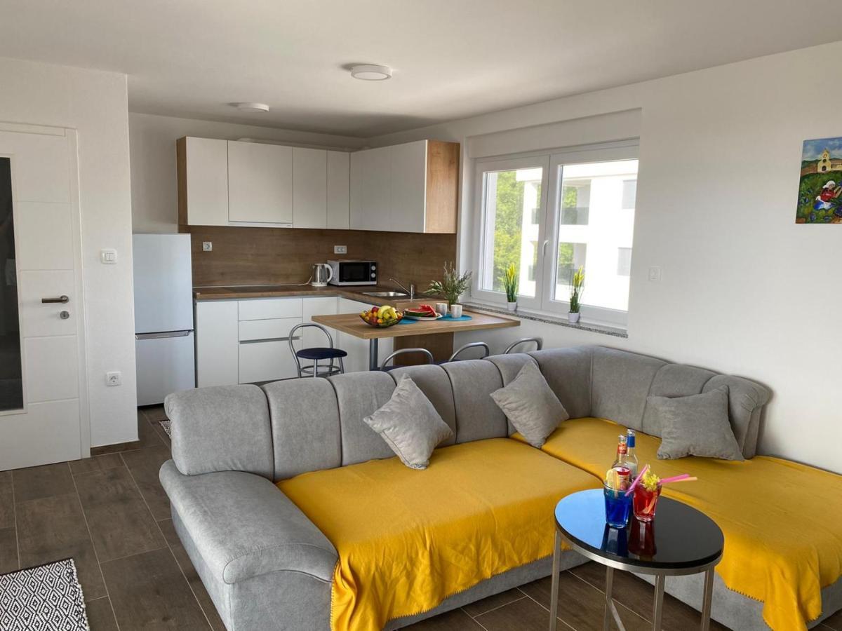 Apartmani Grgic On The Adress Branka Fucica 96 Malinska Exterior foto