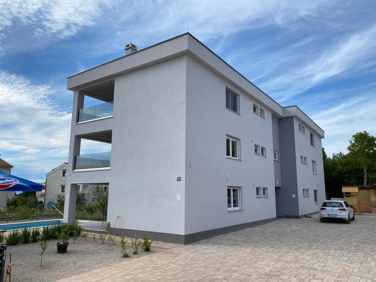 Apartmani Grgic On The Adress Branka Fucica 96 Malinska Exterior foto