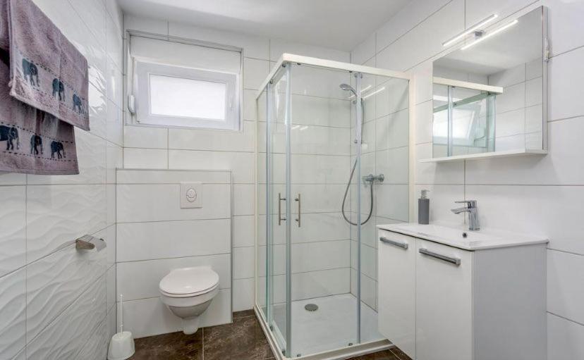 Apartmani Grgic On The Adress Branka Fucica 96 Malinska Exterior foto