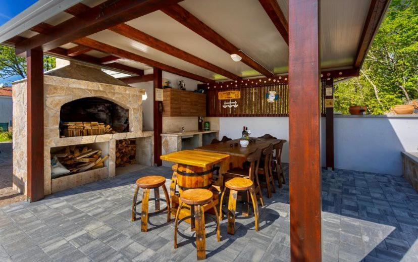 Apartmani Grgic On The Adress Branka Fucica 96 Malinska Exterior foto